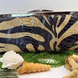 Elegant Zebra 🦓 Black and Butter Rolfs Women's Clutch